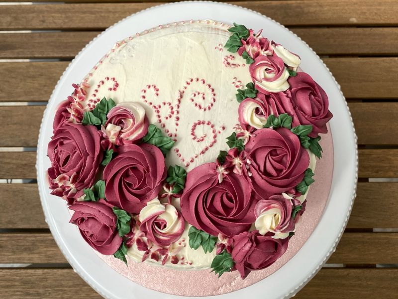 Eine liebevoll dekorierte Hochzeitstorte aus der Backstube von Franzis Welt